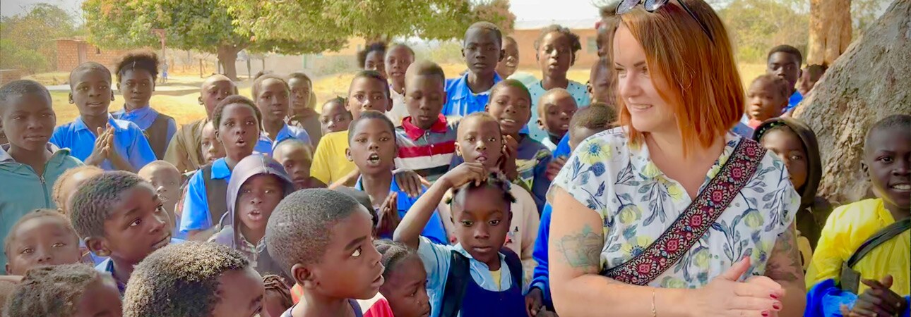 Steffi mit sambischen Kindern