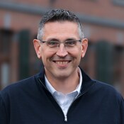 Stefan lächelt in die Kamera