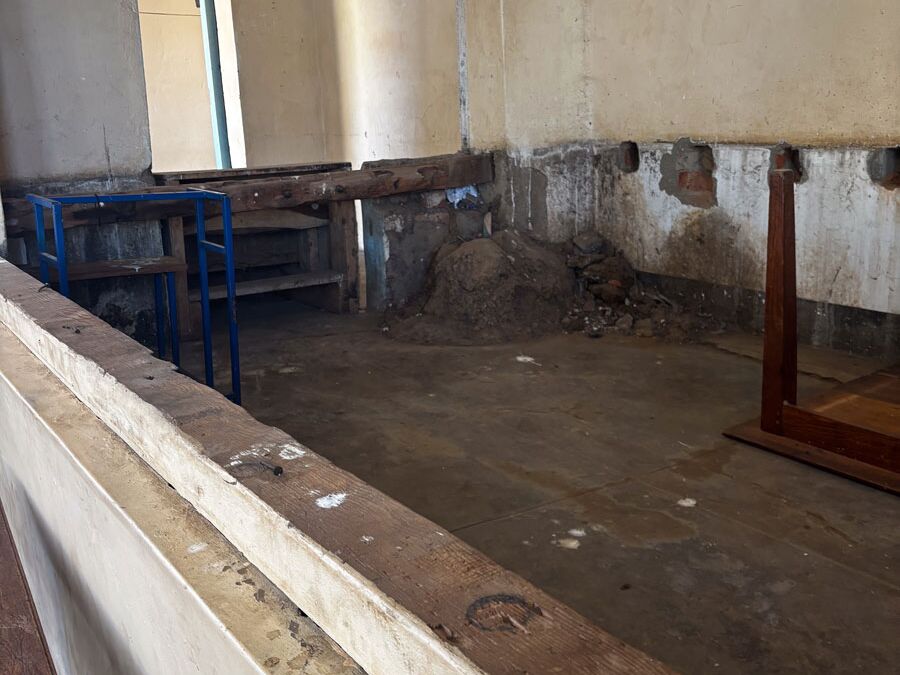 Kaputte Bühne der Aula - dringen renovierungsbedürftig