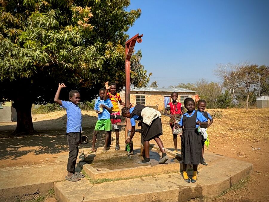 Kinder der Schule am vorhanden Brunnen