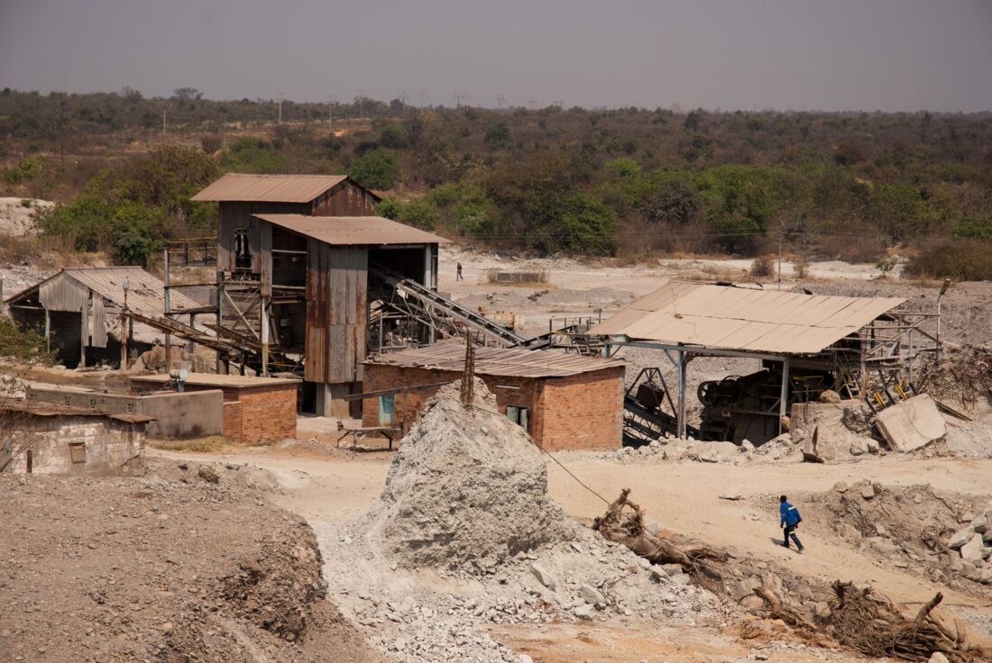 Alte Kupfermine in Sambia, rostige Ausrüstung sichtbar