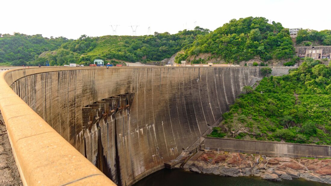 Kariba-Staudamm in Sambia mit niedrigem Wasserstand