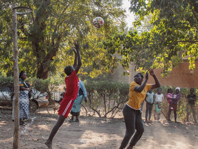 NetBall ist sowas ähnliches wie Basketball.