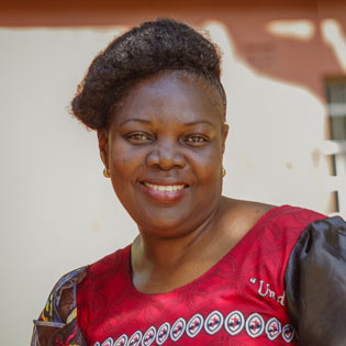 Mädchen in Chipembi waschen sich die Hände